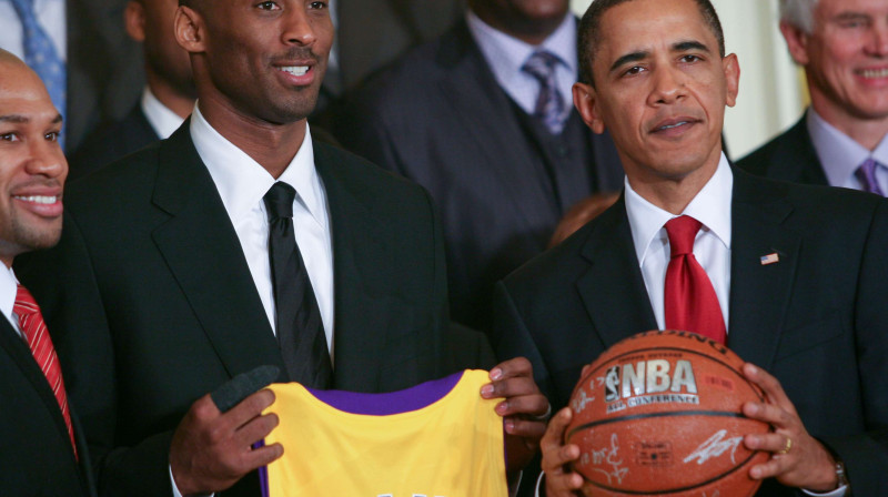 "Lakers" krekliņu Kobe Braients jau pirms ilgāka laika pasniedza Barakam Obamam. 
Foto: SIPA USA/Scanpix