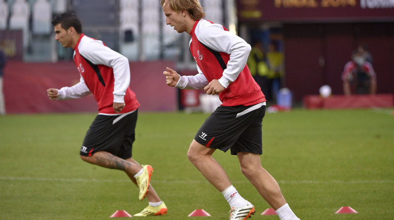 "Sevilla" futbolisti Hosē Antonio Reijess un Ivans Rakitičs
Foto: AFP/Scanpix