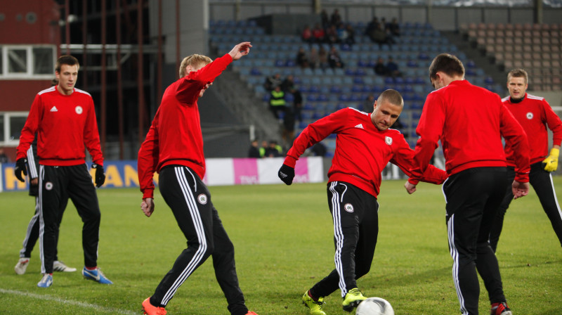 Latvijas futbolisti pirms spēles. Foto: LFF