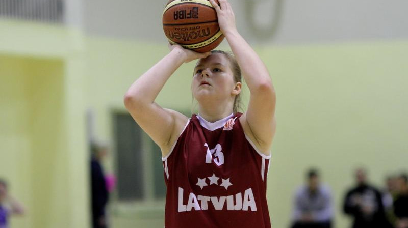 Sabīne Lipe: 11 punktu un 11 atlēkušo bumbu U16 meiteņu izlases spēlē ar Slovākijas kadetēm.
Foto: fibaEurope.com