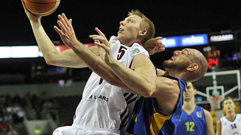 Mareks Mejeris un Latvijas valstsvienība: pret Rumāniju par sesto uzvaru Eiropas čempionāta kvalifikācijas turnīrā.
Foto: FIBAEurope (Romāns Kokšarovs)