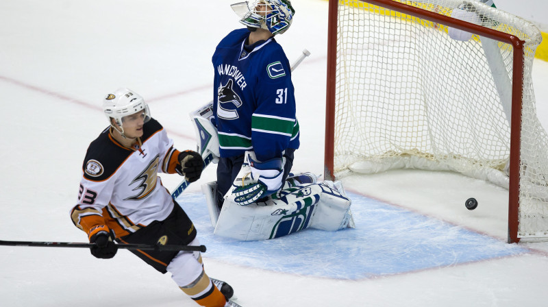 Jakubs Silfverbergs pārspējis "Canucks" vārtsargu Ediju Leku, nodrošinot "Ducks" komandai uzvaru pēcspēles metienu sērijā. 
Foto: AP/Scanpix