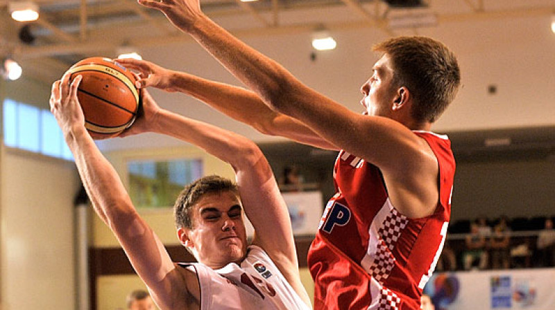 Kārlis Garoza un Latvijas U16 izlases Ogres 1.vidusskolas zālē sāka ceļu pēc Eiropas čempionāta sudraba medaļām. Tagad šo bāzi izmanto Ogres basketbolisti.
Foto: FIBAEurope.com