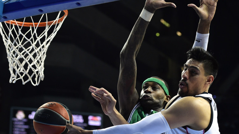 D`Ors Fišers (centrā) kavē "Real Madrid" meksikāņu centru Gustavo Ajonu
Foto: AFP/Scanpix