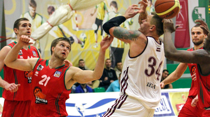 "Barons/LDz" basketbolists Kaspars Kambala cīņā par bumbu liepājnieku ielenkumā
Foto: Renārs Buivids