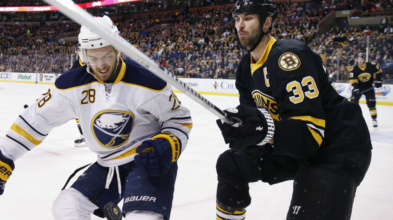 Zemgus Girgensons pret "Bruins" kapteini Zdeno Čaru
Foto: AP/Scanpix