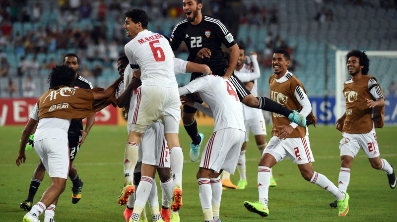 Apvienoto Arābu Emirātu komanda pēc šokējošās uzvaras pār Japānu 
Foto: AFP/Scanpix