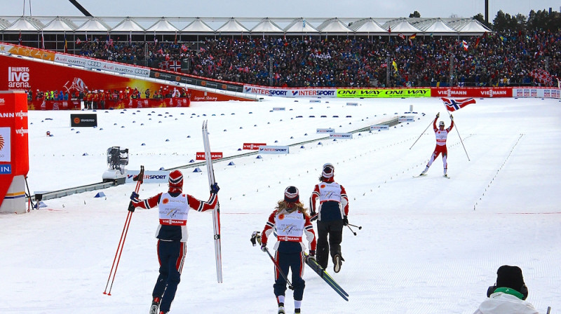 Komandas biedrenes steidz sveikt Maritu Bjergenu pēdējā posma finišā. Norvēģijai zelts trešo čempionātu pēc kārtas. Foto: Photo: Fischer/NordicFocus