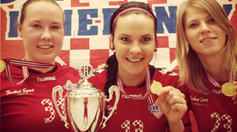 L.Biļinska (no kreisās), G.Kārkliņa un L.Garklāva ar Norvēģijas čempioņu kausu
Foto: facebook.com