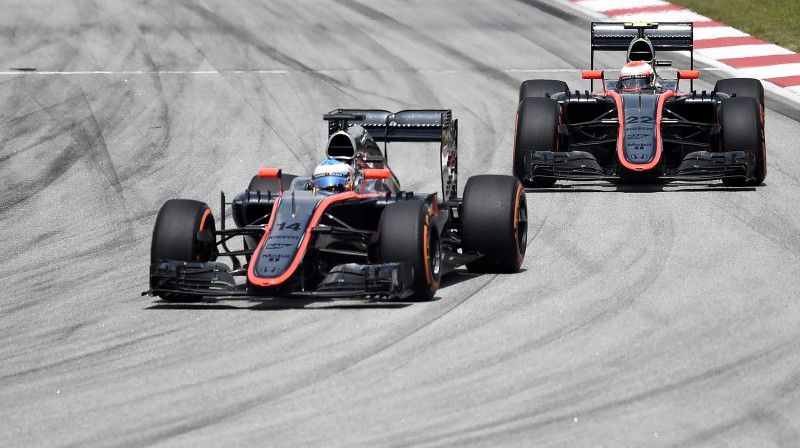 Fernando Alonso un Džensons Batons
Foto: AFP/Scanpix