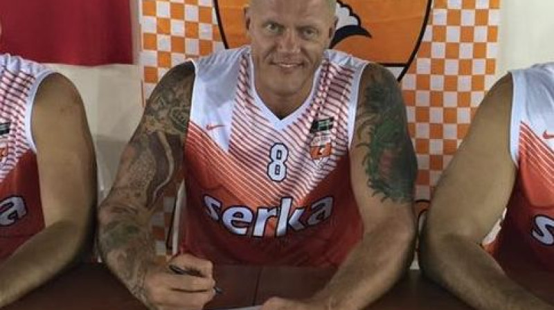 Kaspars Kambala paraksta līgumu ar "Adanaspor"