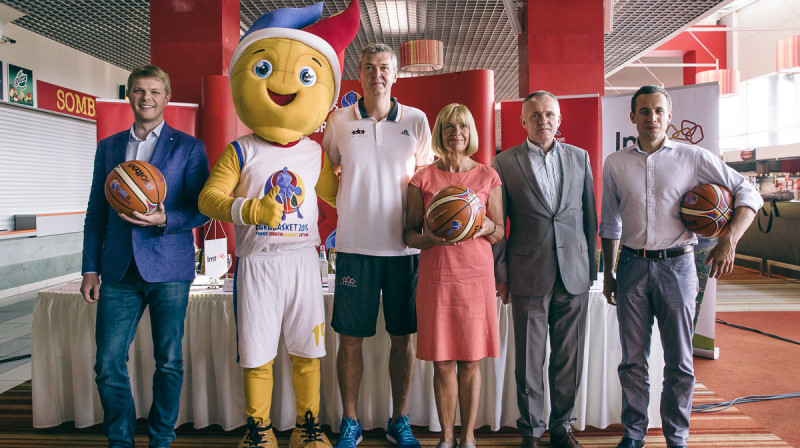 No kreisās: AS "Mogo" valdes priekšsēdētājs Aleksandrs Čerņagins, EuroBasket talismans Frenkijs, valstvienības galvenais treneris Ainars Bagatskis, SIA "Komforts" valdes locekle Lidija...