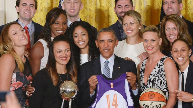 Anete Jēkabsone-Žogota, "Mercury" basketbolistes un ASV prezidents Baraks Obama
Foto: WNBA.com/Getty images