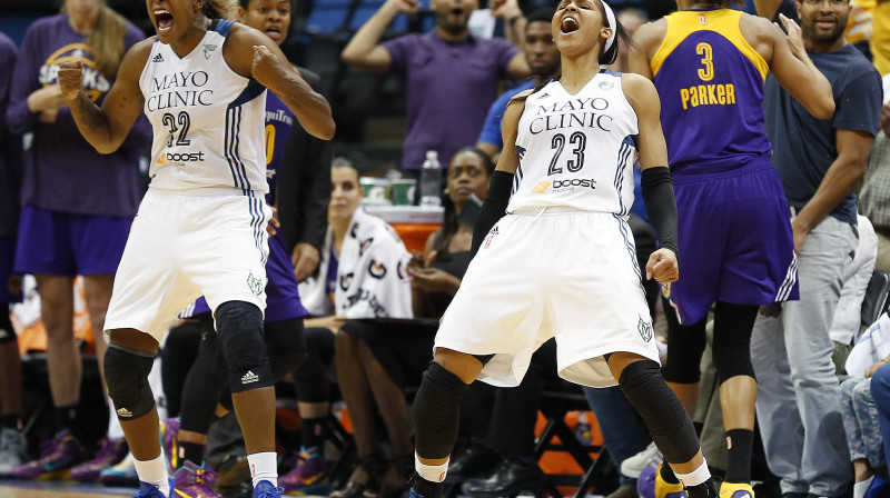 Maja Mūra (pa labi) Rietumu pusfināla trešajā spēlē pret "Los Angeles Sparks"
Foto: AP/Scanpix