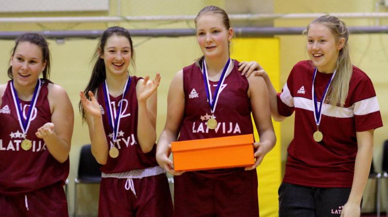 U16 izlases līdere Laura Meldere ar turnīra vērtīgākās spēlētājas balvu.
Foto: basket.ee