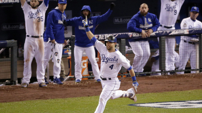 Alekss Gordons (priekšplānā) pēc "Home run" gūšanas "World Series" pirmā mača devītajā iningā.
Foto: AFP/Scanpix