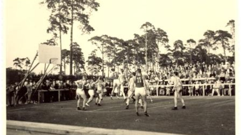 Berlīnes olimpisko spēļu basketbola turnīra spēle Latvija - Kanāda.
Foto: autors nezināms (no Latvijas Sporta muzeja krājuma)