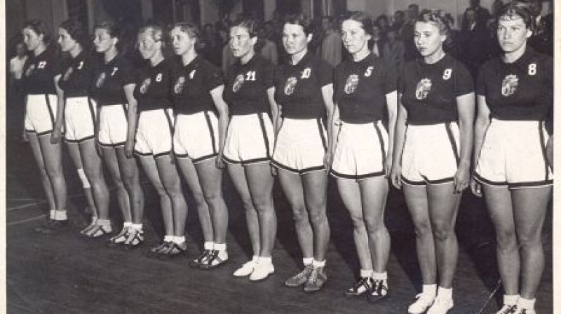 No kreisās: Alma Gailīte, Velta Jansone, Elfa Tēberga, Marija Švēde, Mirdza Otlane, Olga Elmūte, Vera Vītola, Zigrīda Zirģele, Inta Sniķere, Alise Gailīte. Foto: no grāmatas "Latvijas...