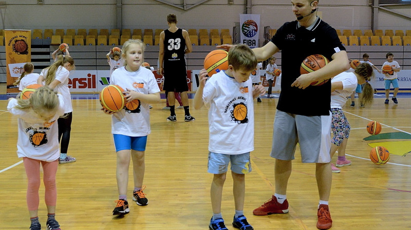 Imantas sākumskolēni un "Basketbols aicina" nodarbības vadītājs Matīss Rožlapa.
Foto: Romualds Vambuts