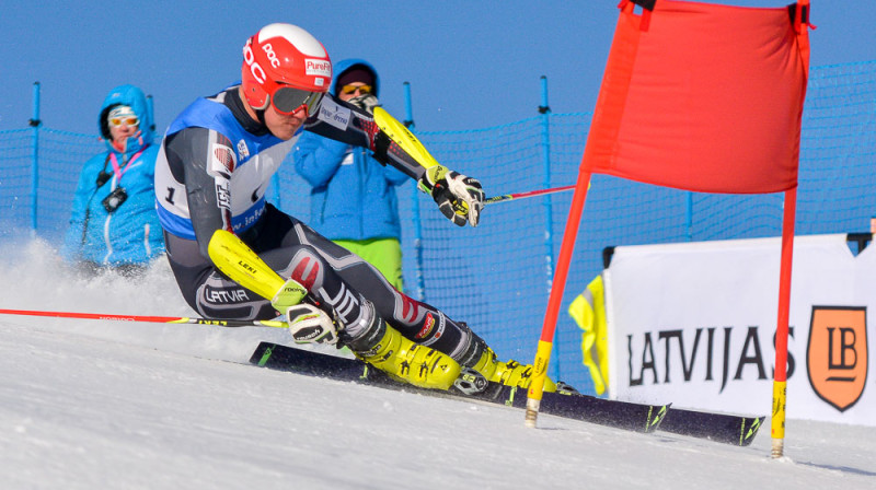 K.Zvejnieks traucas pretī uzvarai FIS milzu slalomā. Foto:Infoski.lv