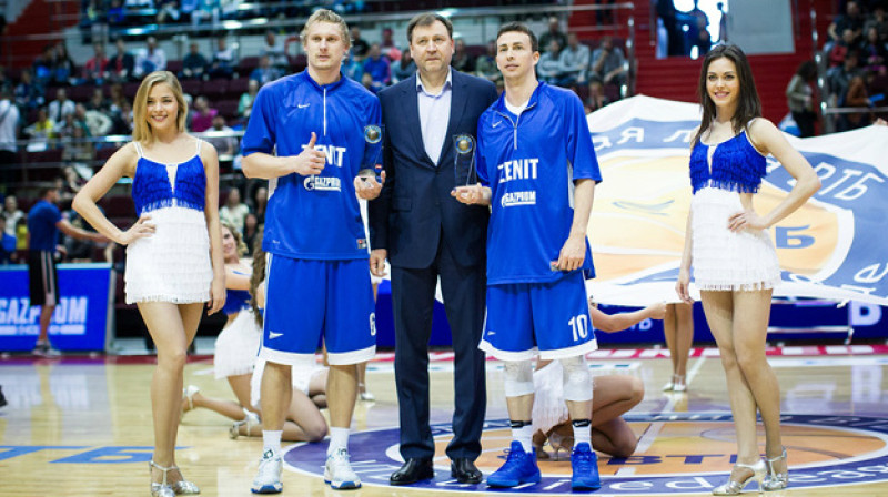 Jānis Timma saņem balvu 
Foto: vtb-league.com