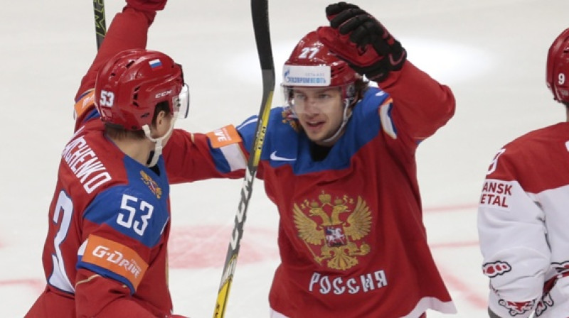 Aleksejs Marčenko un Artemijs Panarins atzīmē kārtējo vārtu guvumu
Foto: AP/Scanpix