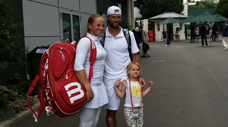 Aļona Ostapenko, Olivers Maraks un viņa meita
Foto: Twitter