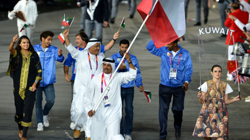 Kuveitas šāvējs Fehaids Al Dēhani nes karogu Londonas spēļu atklāšanas ceremonijā 
Foto: AFP/Scanpix