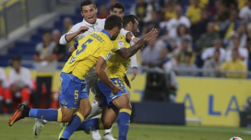 Krištianu Ronaldu "Las Palmas" futbolistu žņaugos
Foto: AP/Scanpix