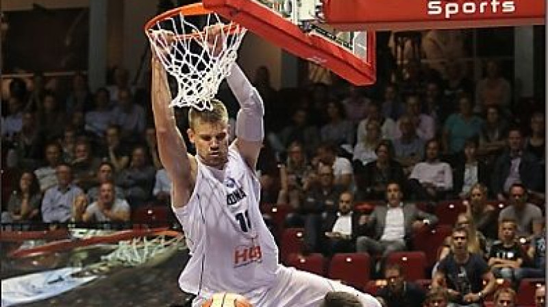 Endrū Šmits "Donar" sastāvā turpina priecēt skatītājus ar efektīgām epizodēm 
Foto: donar.nl