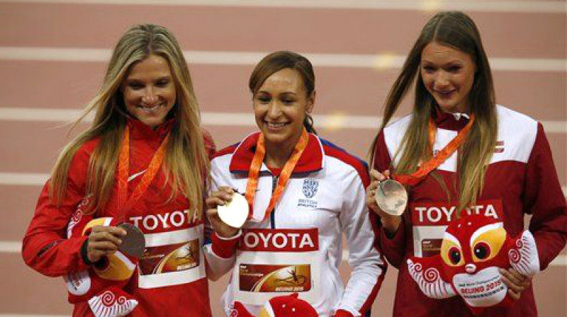 2015. gada pasaules čempionāta pjedestāls: Brianna Teisena-Ītone, Džesika Enisa-Hila, Laura Ikauniece-Admidiņa 
Foto: AP/Scanpix