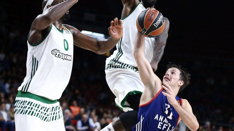 Tomā Ertels (pa labi) izmāna "Panathinaikos" aizsardzību 
Foto: euroleague.net