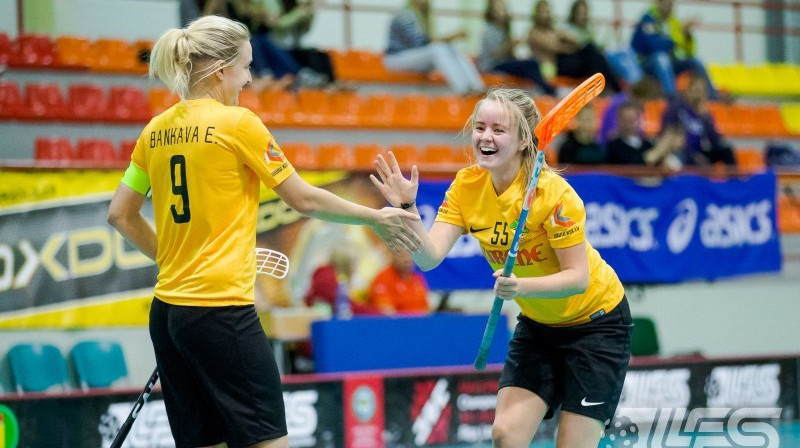 E.Bankava (#9) un L.Gaugere
Foto: Raivo Sarelainens, floorball.lv