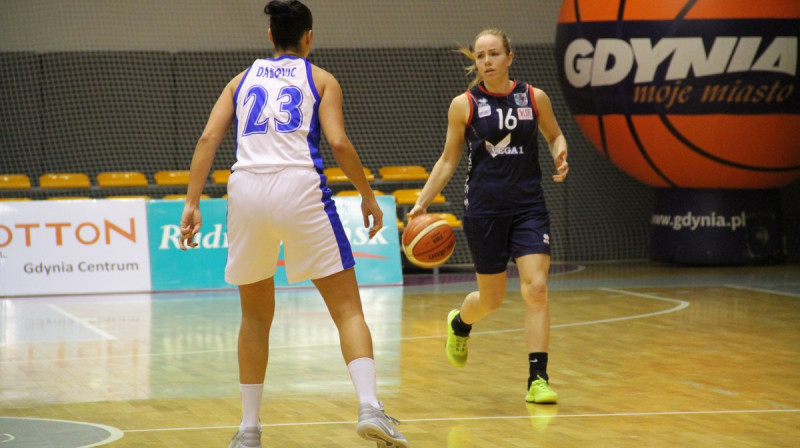 Ilze Jākobsone cīņā ar WNBA čempioni Anu Daboviču
Foto: EEWBL
