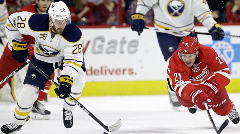 Zemgus Girgensons un Lī Stempņaks
Foto: AP/Scanpix