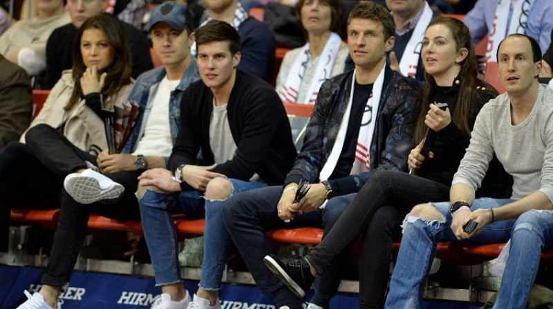 Roberts Levandovskis ar kolēģiem klātienē sekoja līdzi "FC Bayern" basketbolistu sniegumam
Foto: Scanpix