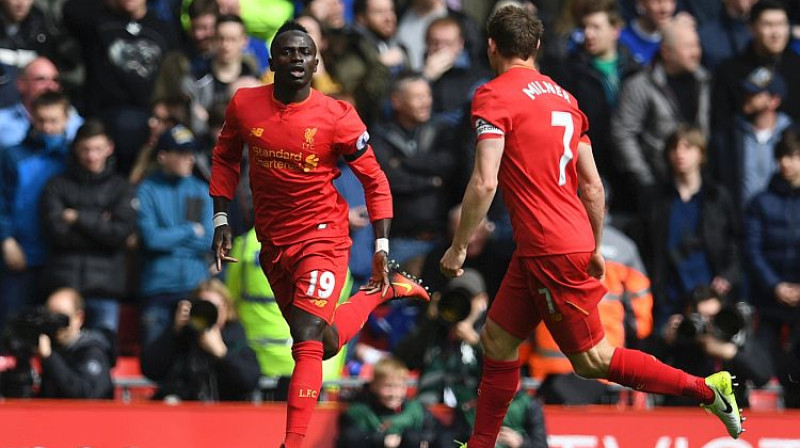 Sadio Manē (pa kreisi) guva vārtus, taču otrajā puslaikā iedzīvojās potītes savainojumā
Foto: AFP/Scanpix