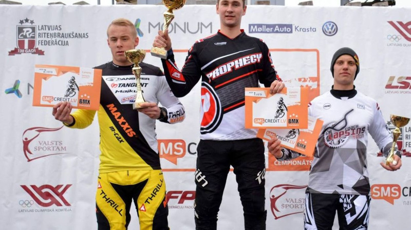 Helvijs Babris (pa vidu) jauno "SMScredit.lv BMX čempionāta" sezonu sāk ar uzvaru.
Foto: Aivars Austers