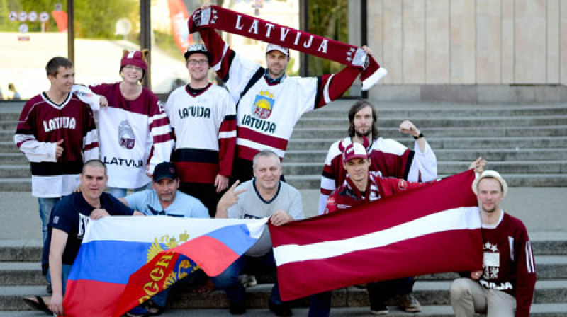 Draudzīgie Latvijas un Krievijas hokeja izlašu fani 2016. gadā pie Kongresu nama