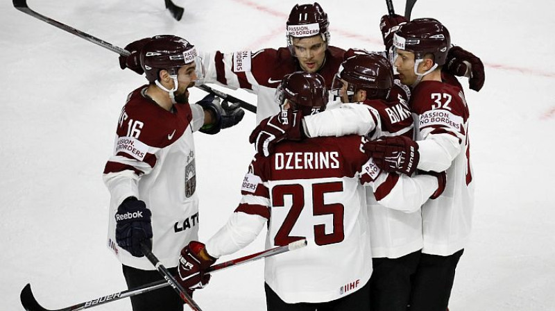 Latvijas izlase pēc Andra Džeriņa vārtu guvuma
Foto: Reuters/Scanpix