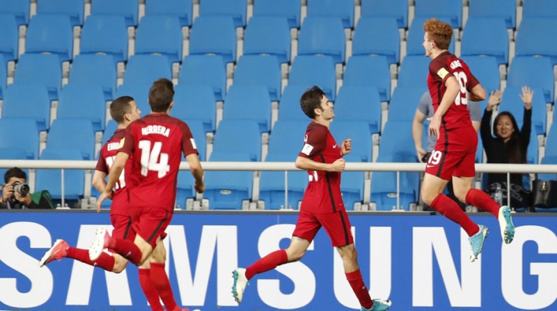 Džošua Serdžents (pirmais no labās puses) kļuvis par jaunāko ASV U-20 izlases vārtu guvēju 

Foto: EP/Scanpix