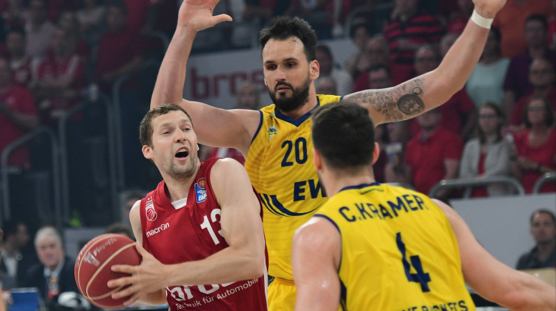 Jānis Strēlnieks Oldenburgas "EWE Baskets" spēlētāju ielenkumā
Foto: imago/Zink/Scanpix