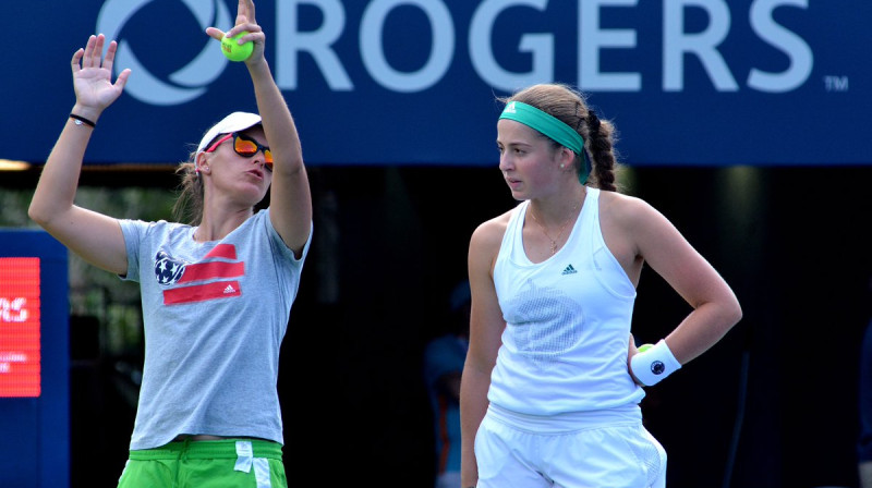 Aļona Ostapenko un viņas trenere Anabela Medina Garigesa
Foto: Rogers Cup