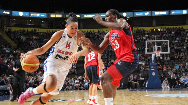 Azanija Stjuarte cīņā ar ASV centra spēlētāju Silviju Folsu 
Foto: Tolu Magbagbeola, fullcourt.com