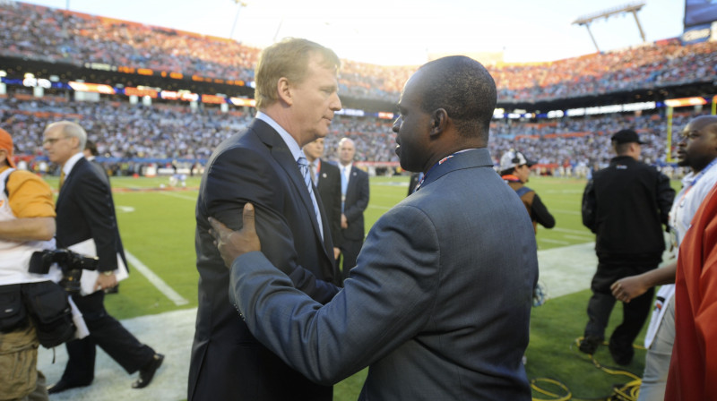 NFL vadītājs Rodžers Gūdels un NFLPA vadītājs Demorīss Smits
Foto: AFP/Scanpix