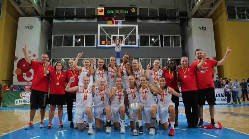 Dānijas U16 basketbolistes un treneri
Foto: FIBA