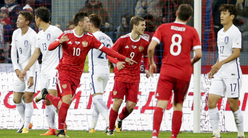 Krievijas futbolisti svin vārtu guvumu spēlē pret Dienvidkoreju
Foto: Pavel Golovkin/AP/Scanpix