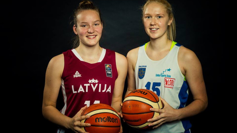 Paula Mauriņa (Latvijas U16 izlase) un Raivita Koreņika (Saldus)
Foto: Basket.lv