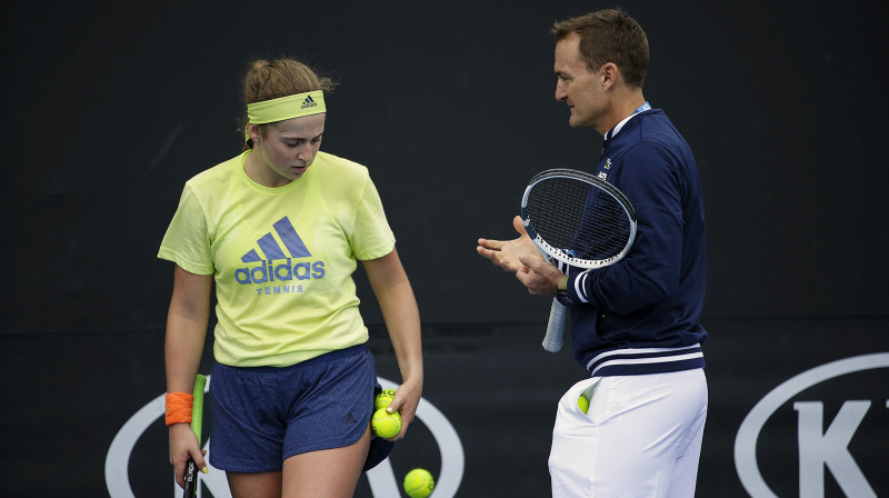 Aļona Ostapenko un treneris Deivids Teilors
Foto: Luke Hemer/Tennis Australia