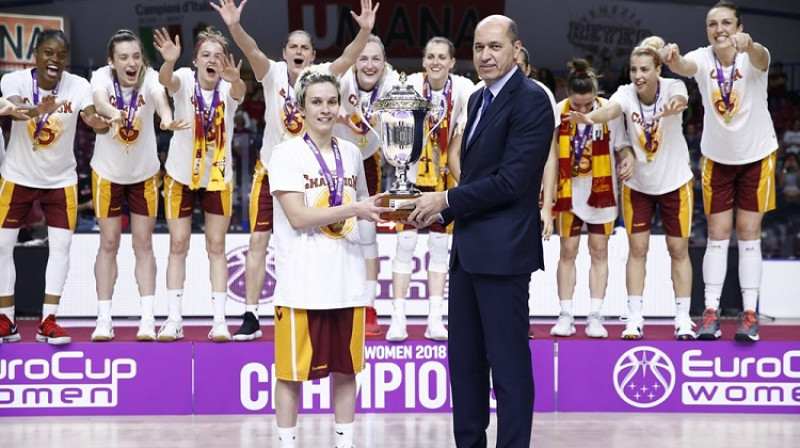 "Galatasaray" kapteine Išila Albena un FIBA Eiropas nodaļas prezidents Turgajs Demirels
Foto: FIBA